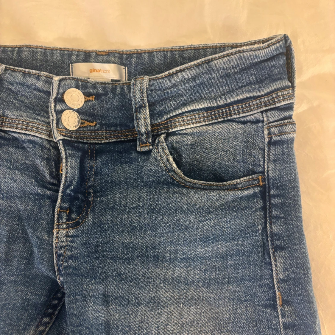 Blå bootcut jeans från Gina Tricot - 1