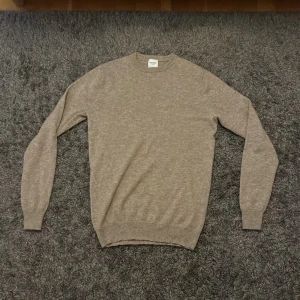 Beige cashmere tröja John Henric - 100% cashmere tröja från John Henric storlek-S, skick 9/10