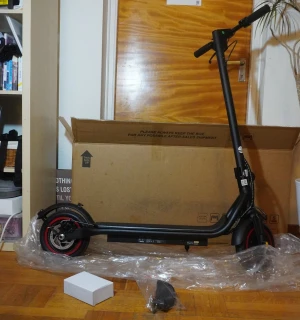 Elscooter - Helt Ny - Helt ny elektrisk elscooter till salu. Säljer en helt ny stabil och smidig elscooter som är perfekt för både pendling och fritid. Lätt att fälla ihop, enkel att ta med och bekväm att köra. Specifikationer: Motor: 350W Räckvidd: 30km Körlägen: Eco / Drive / Sport Hastigheter: 15 km/h (Eco), 25 km/h (Drive), 31 km/h (Sport) Vattentålig : Ja Hopfällbar: Ja, snabbfällning Display: LED-skärm Det följer även med laddare, ett extra däck och en pump