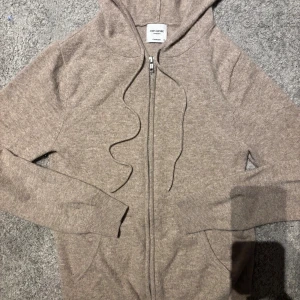 Kahsmir zip-hoddie - Säljer en snygg John Henric kashmir tröja👍 -inga defekter🙌🏼 -100%kashmir -nypris 3000kr mitt pris 1099kr✅ Storlek xs🙌🏼 (Inga skambud)