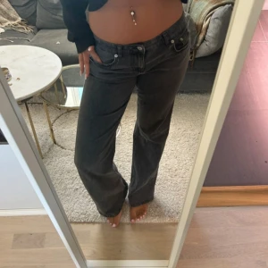 Mörkgrå raka jeans - ”Jeans med låg midja” från nakd. 64 midjemått och 82 Innerbenslängd 💕