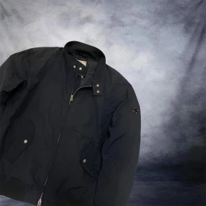 J.Lindeberg Jacka - Tjena! Säljer denna goa Jacka från J.Lindeberg✔️ Storlek M✔️ Skriv vid minsta fundering✔️