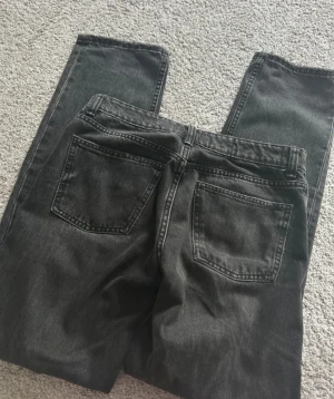 Zara jeans - grå/svarta baggy/straight jeans från Zara. Midwaist och i storlek 34.