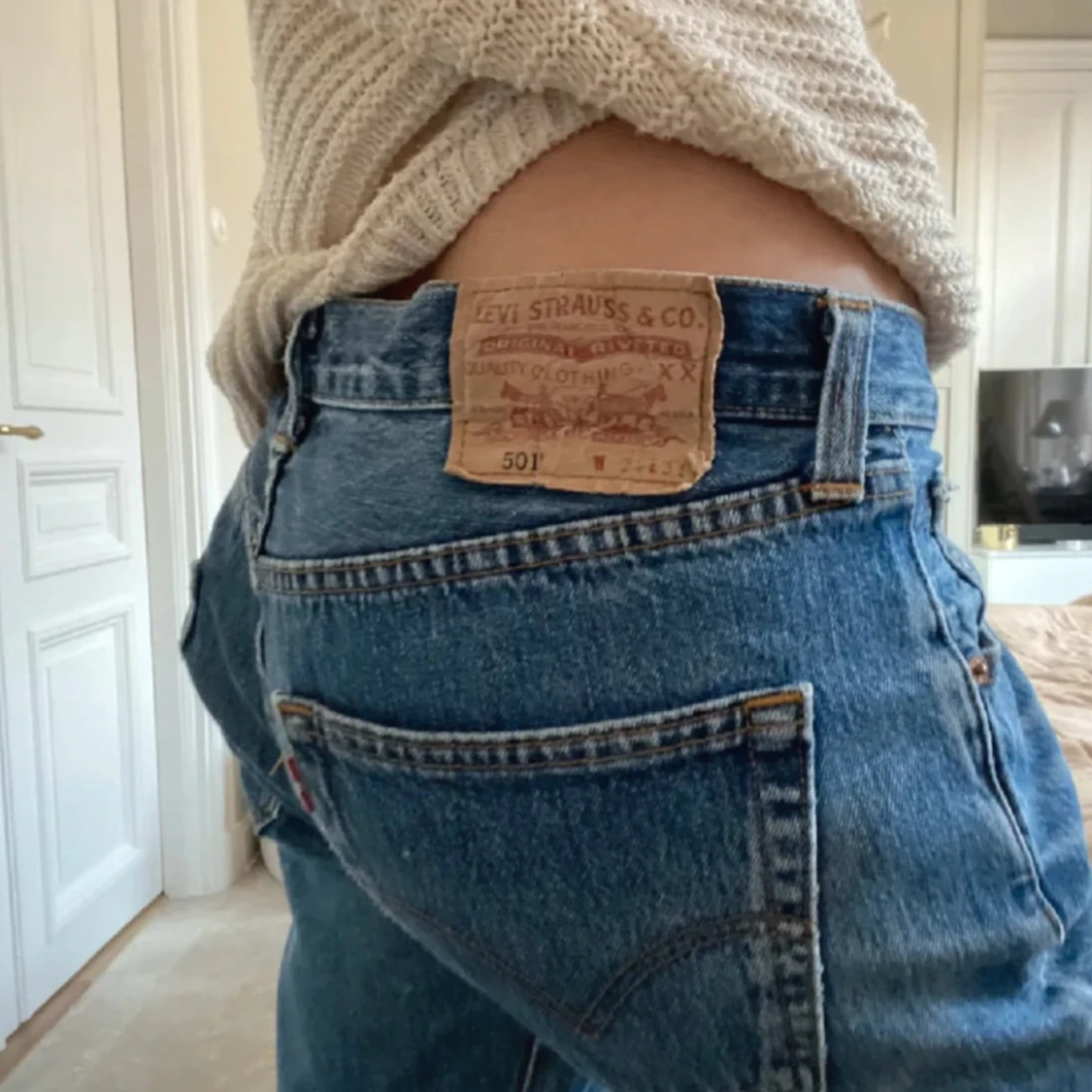 Levi's 501 blå jeans med hål på knät