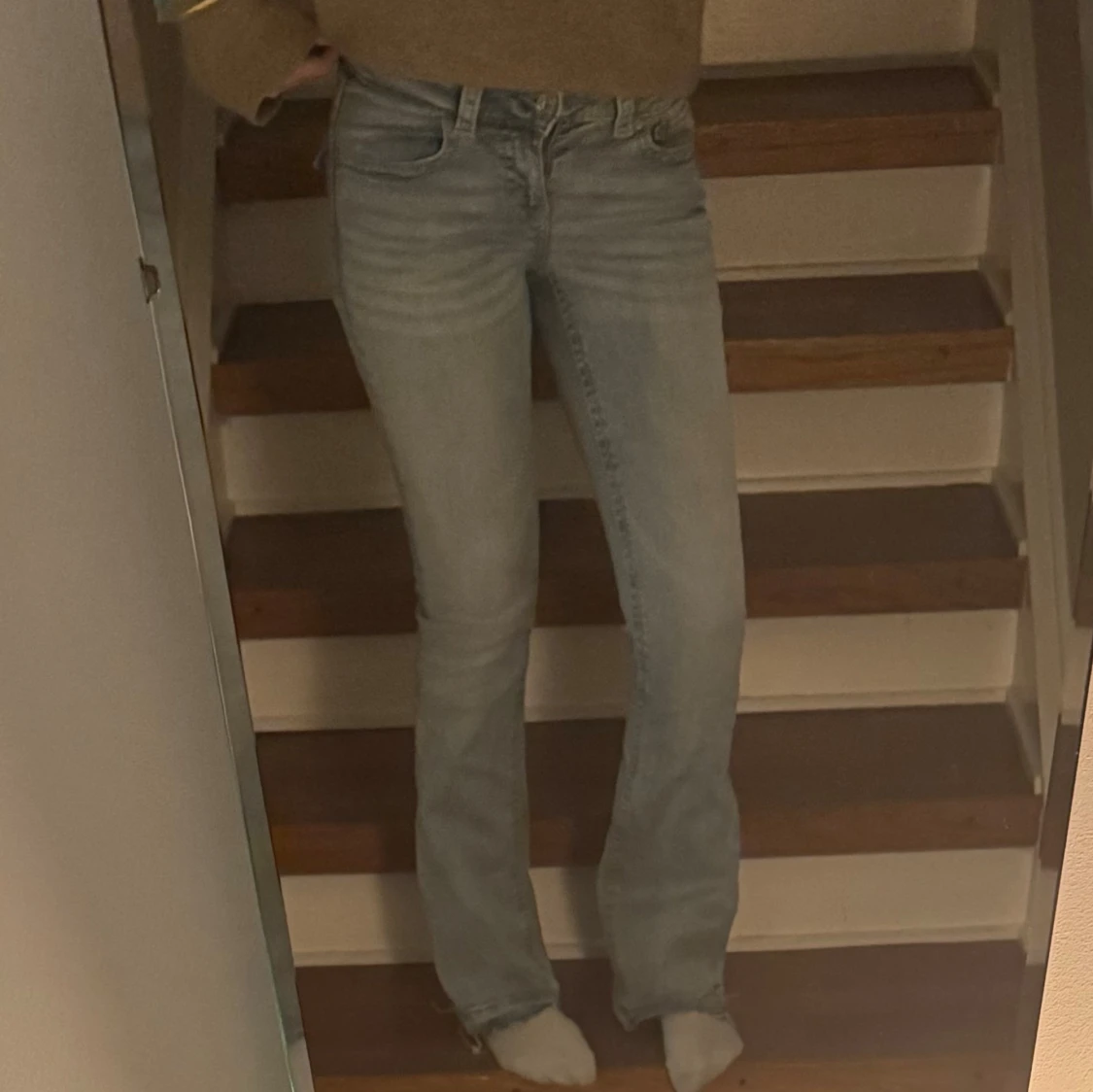 Ljusblå bootcut jeans med fickdetalj - 1