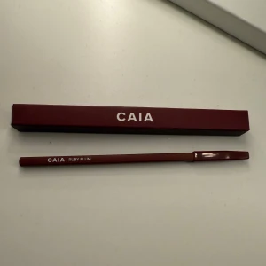 CAIA Lipliner Ruby Plum ( från julkalendern 2025 ) - Aldrig testad! Fin läppenna men kommer tyvärr inte komma till användning av mig