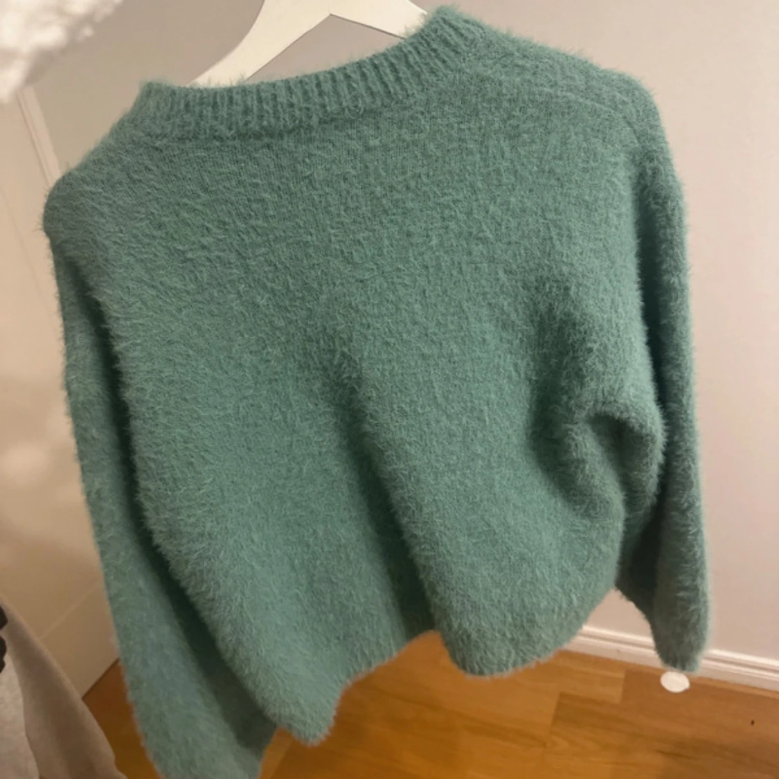 Grön fluffig stickad tröja - 1