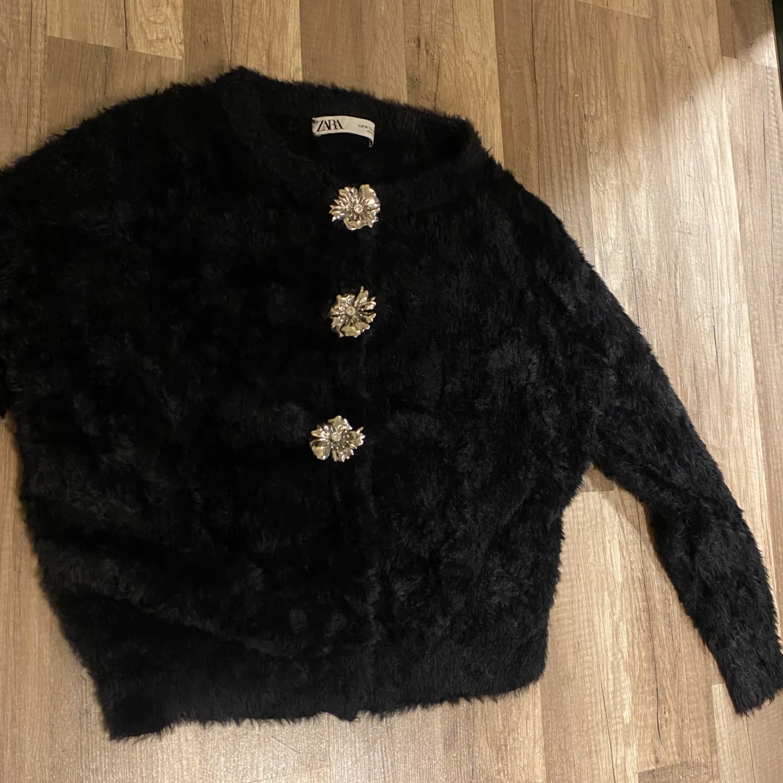 Svart fluffig kofta från Zara med blommiga knappar - 2