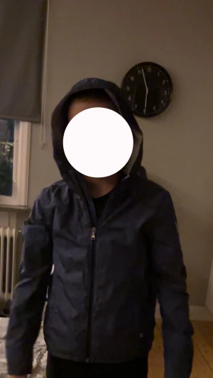 Blå Moncler vindjacka med huva - Säljer en blå vindjacka från Moncler med huva och dragkedja framtill. Jackan har en stilren look, långärmad design och Moncler-logga på ärmen. Materialet är lätt och syntetiskt, perfekt för blåsiga dagar. Passformen är normal och jackan har praktiska fickor. Storlek 152 kids 12