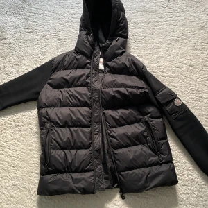 Moncler cardigan  - Möts upp bara i Botkyrka (pris kan diskuteras)