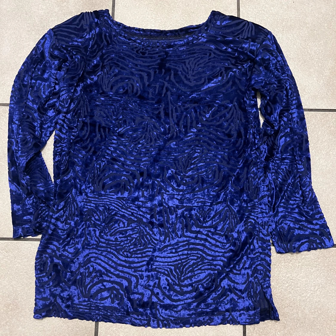 Blå sammet topp med zebramönster storlek M/L