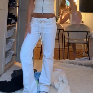 Zara jeans med knyte - Trendiga slutsålda jeans med knyte från Zara. Nya🩷