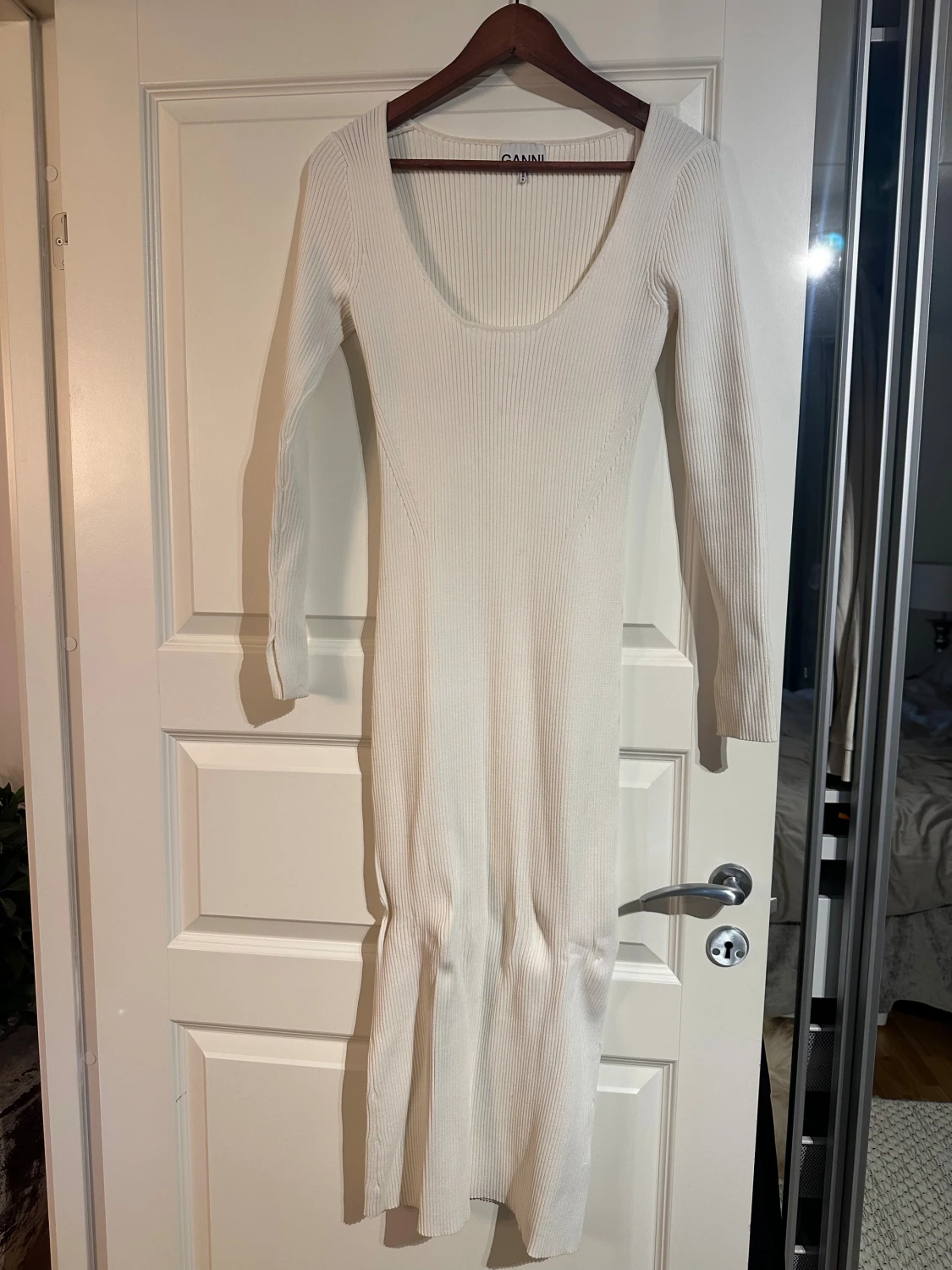Vit ribbad långklänning från Ganni