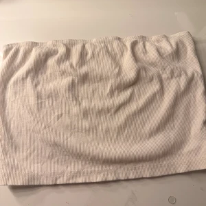 Tub topp - Säljer vit tubtopp från SHEIN i storlek XS/S. Enkel, snygg och lätt att styla till både vardag och fest. I mycket fint skick!