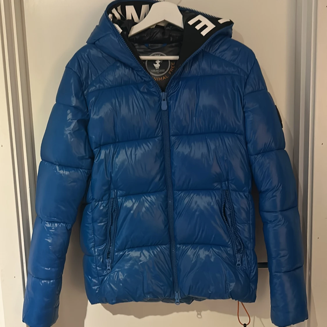 Blå pufferjacka från Save The Duck