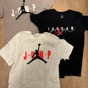 Jordan Jumpman t-shirt, svart, vit, grå - Säljer tre snygga Jordan Jumpman t-shirts i svart, vit och grå. Alla har korta ärmar och coolt tryck med Jumpman-loggan och text. Den svarta har Dri-Fit-material för extra komfort, perfekt för dig som gillar streetwear och sportig stil.