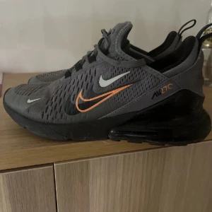 Nike Air 270 grå sneakers - Nike 270 i storlek 40, skick 8/10 finns typ 2 jätte små hål men inget som syns vid användning om du har mörka strumpor, väldigt bekväma