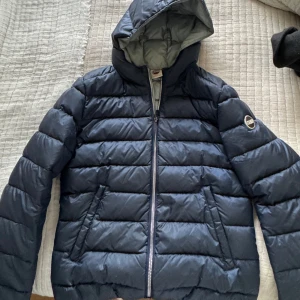 Colmar jacka - Snygg mörkblå pufferjacka från Colmar med huva och dragkedja framtill. Super snygg och skön till vintern💕 väldig bra skick och bra omhändertagen! Kommer ej gå ner i priset 