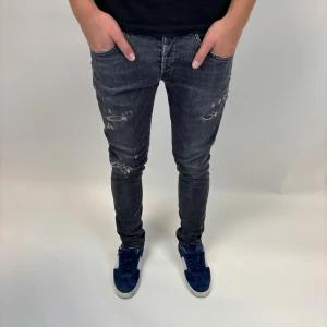 Dondup Jeans Geoge - Dondup Jeans George! Trendigaste jeansen på marknaden.  Skick= 10/10 (helt nya)  Ny pris= 4000 kr Säljs för= 1199 kr (Modellen har original slitningar från fabrik vilket är väldigt eftertraktat och populärt) 