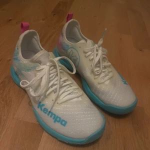 Snygga kempa skor  - helt oanvända handbollsskor i storlek 37. 