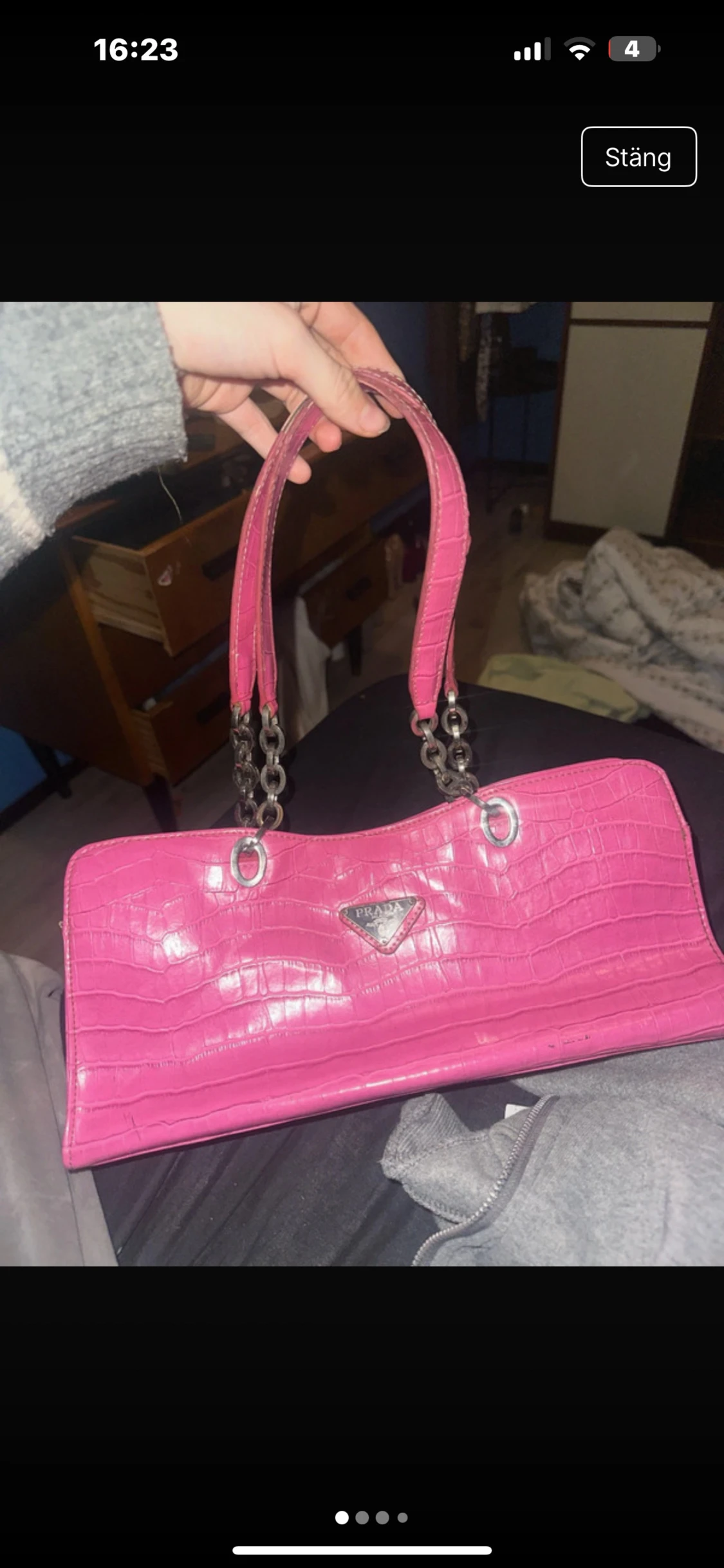 Rosa handväska från Prada med kedjor