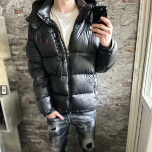 Ralph Lauren Gorham Jacka - Bra skick, inga defekter på själva jackan men luvan är sönder(går kanske att laga). Storlek L passar dig som är mellan 180-190cm ungefär. Nypris ca 6000kr. Modellen är 185 cm, 79 kg. Passar bra nu till vintern. Skriv för mer information!🤝