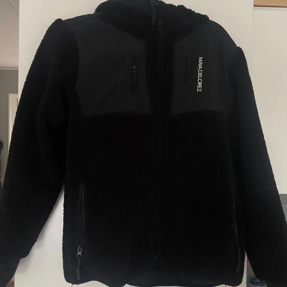 Svart teddyjacka från Maya Delorez