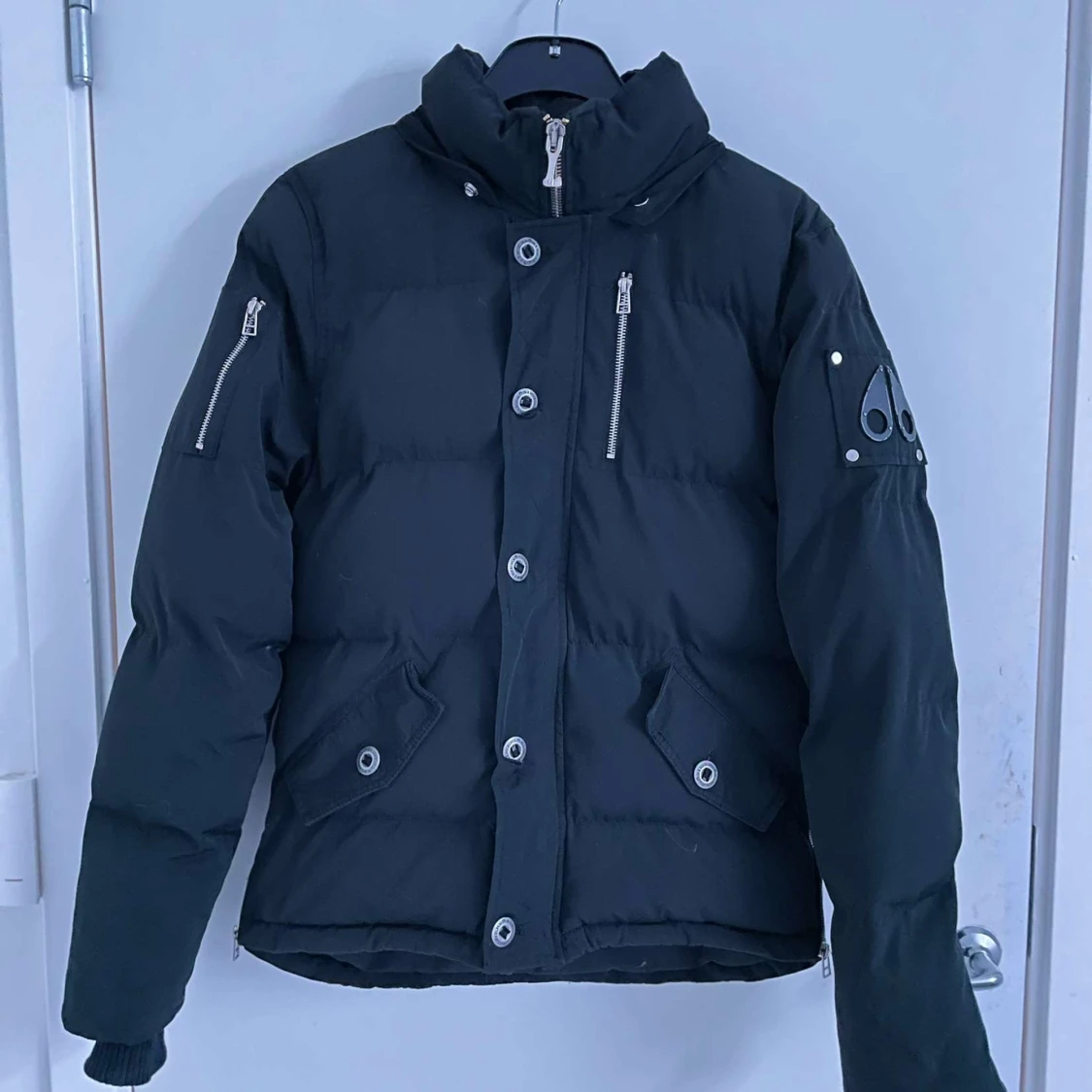 Svart dunjacka från Moose Knuckles