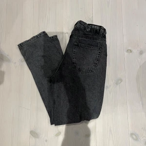 Svarta jeans från Grunt organic - Snygga svarta jeans från Grunt organic med klassisk femficksdesign och raka ben. Jeansen har en hög midja och är tillverkade i ekologisk bomull. Perfekta för dig som gillar en enkel och stilren look. Nypris 800kr från kidsbrandstore. Storlek 164 cm