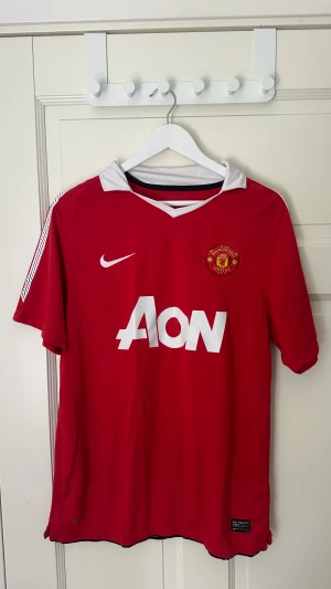 Äkta manchester united 10/11 hemmatröja M - Manchester United’s hemmatröja från säsongen 10/11 i storlek m väldigt bra skick 