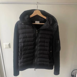 Moncler jacka  - Moncler jacka helt oanvänd  (ÄKTA)
