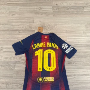 FC Barcelona 2025/26 Lamine Yamal #10 UCL - Barcelona 2025/26 UCL Lamine Yamal #10, Toppskick och aldrig använd, Storlek S