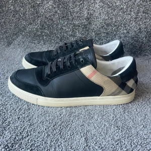 Burberry Skor - ‼️VI TAR EJ BYTEN‼️Burberry  Skor | Skick: 8/10 | Storlek 11 motsvarar 45 EU | ingår box & skopåse vid köp. | Fraktar inom 24H efter köp på köparens bekostnad 📦💨 | Hör av dig vid minsta fråga eller fundering 💭