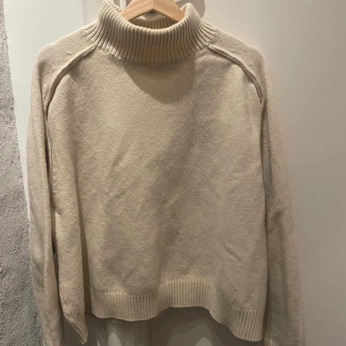 Trendig stickad polotröja