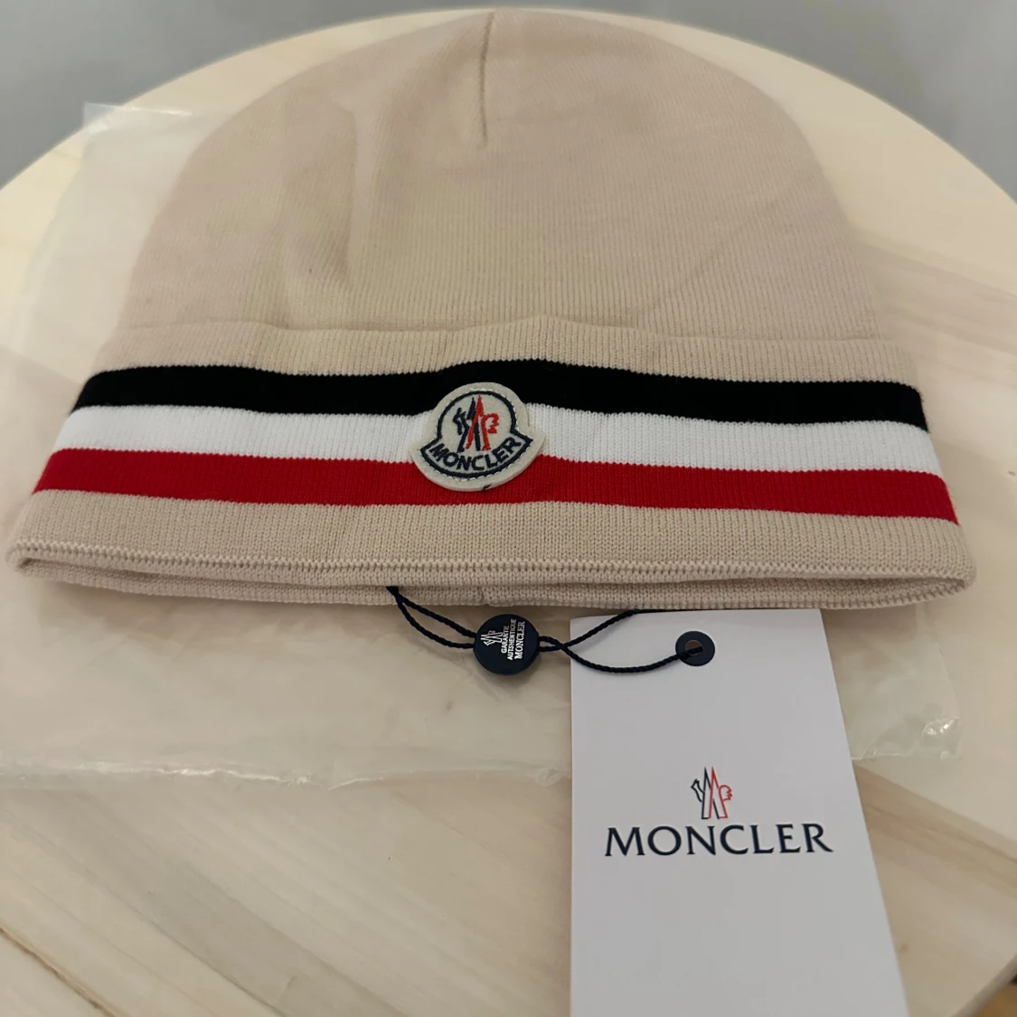 Beige Moncler mössa med ränder - 1