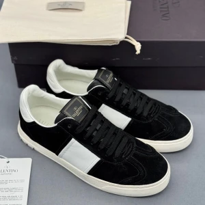 Valentino Flycrew | 40 - Valentino Flycrew sneakers | Grymt skick: alla nitar kvar | Storlek 39.5 men passar 40 | Original dustbag ingår | INGA BYTEN | Fraktar spårbart eller möts upp i Täby 