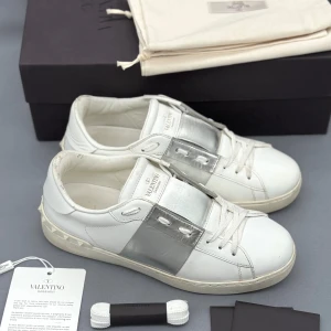 Valentino Open | 40.5 - Valentino Open sneakers | Grymt skick! | Original box, dustbag, kort samt extra skosnören ingår! | INGA BYTEN | Fraktar spårbart eller möts upp i Täby