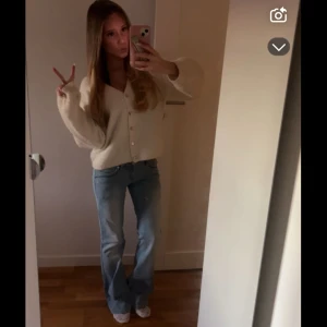 Bootcut low waist jeans🩵 -  Midjemått: 34,5cm rakt över, innerbenslängd: 70cm💖 