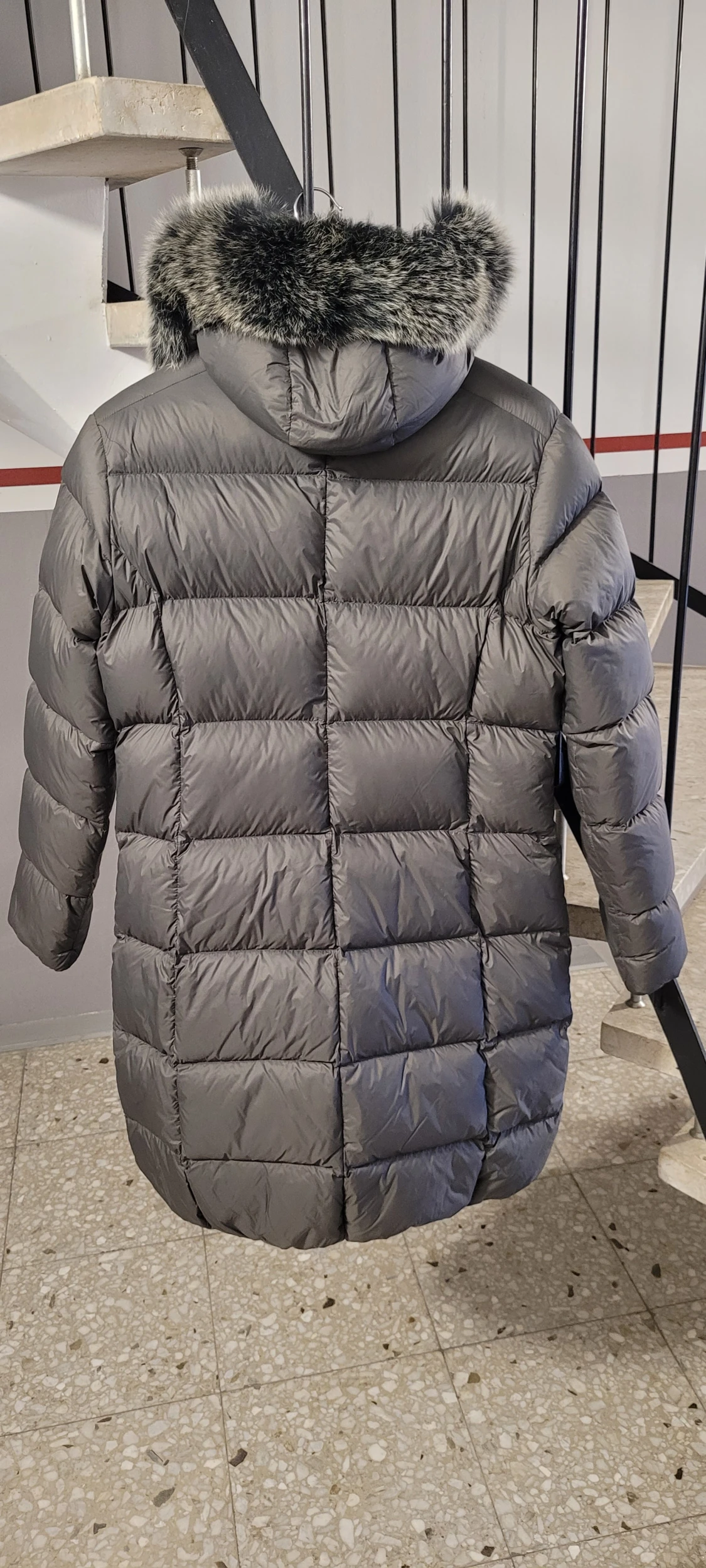 Mörkgrå pufferjacka med päls från McKinley - 2