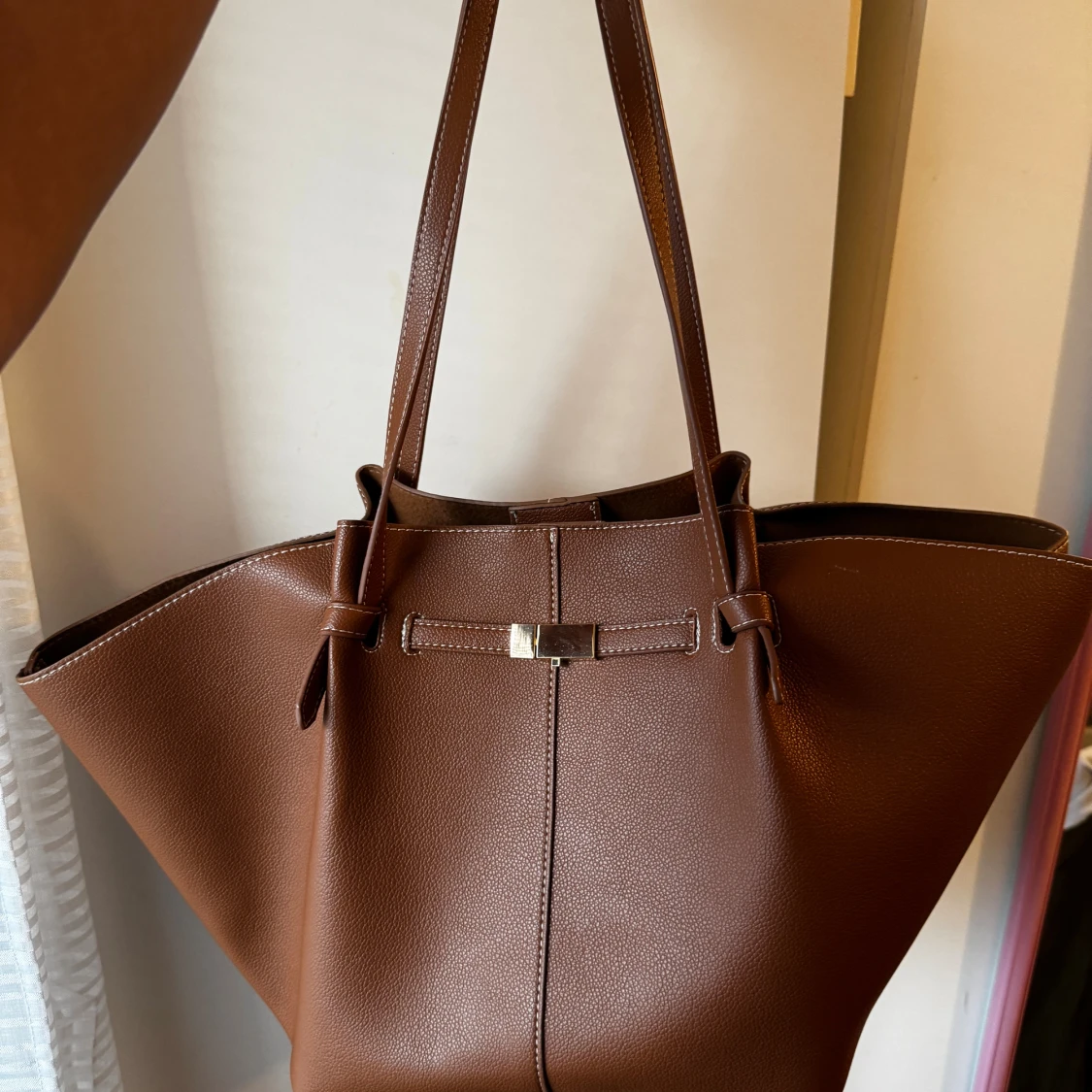 Brun axelväska i skinn med gulddetalj