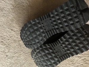 Valentino Garavani Rockrunner sneakers - Snygga Valentino Garavani Rockrunner sneakers i svart och blått med camouflagemönster. Skorna har svarta snören, grov sula och detaljer i skinn och textil. Perfekta för dig som vill sticka ut med en lyxig stil. Skorna har inga defekter och är använda nån ensktaka gång. Storlek 40 men passar 40/5 för dom är lite större. Allt OG medföljer! 