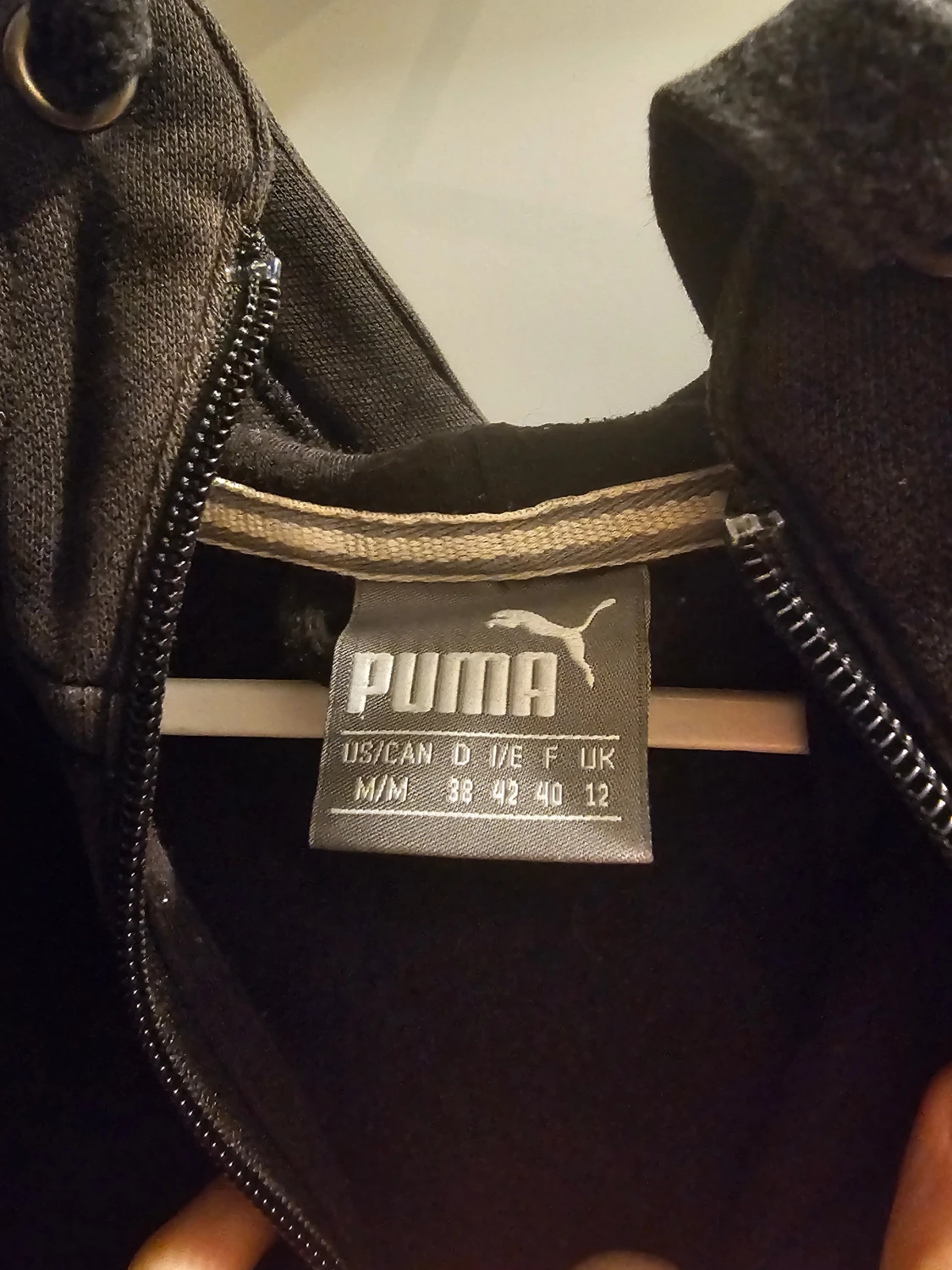 Svart hoodie från Puma med dragkedja - 1