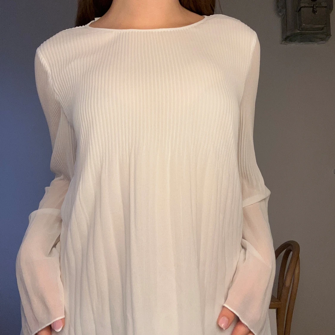 Vit plisserad blus med långa ärmar - 2