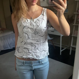 Linne med broderier - Säljer detta linne med broderade blommor.  Kontakta vid frågor eller intresse❣️