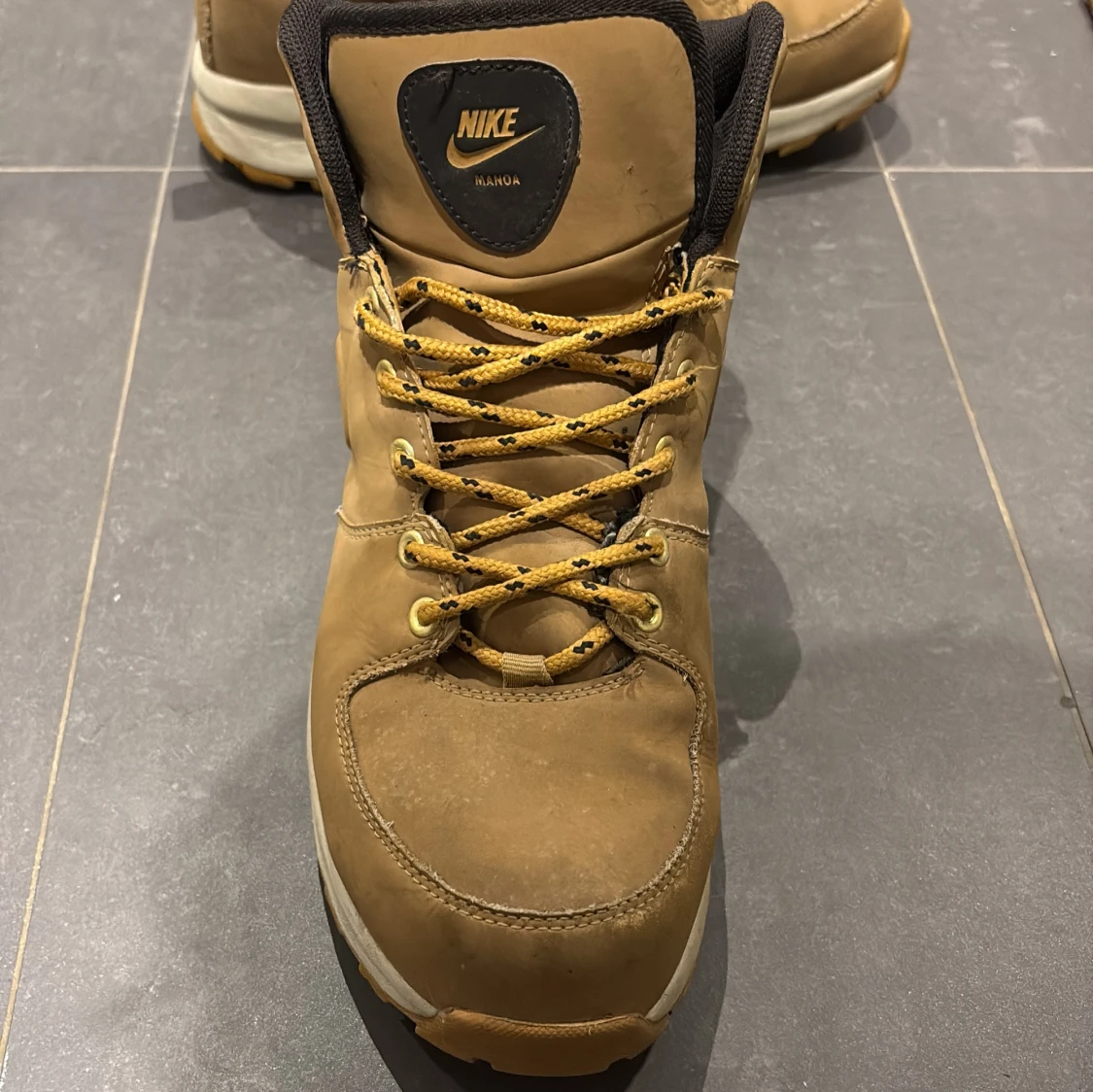 Nike Manoa boots i beige skinn - 1