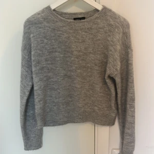 Grå stickad tröja från LMTD XS - Mysig grå stickad tröja från LMTD i storlek XS. Tröjan har rund halsringning, ribbade muddar och är långärmad. Storlek 11-12 men funkar även för 13. Köptes för ungefär 300kr. Knappt använd