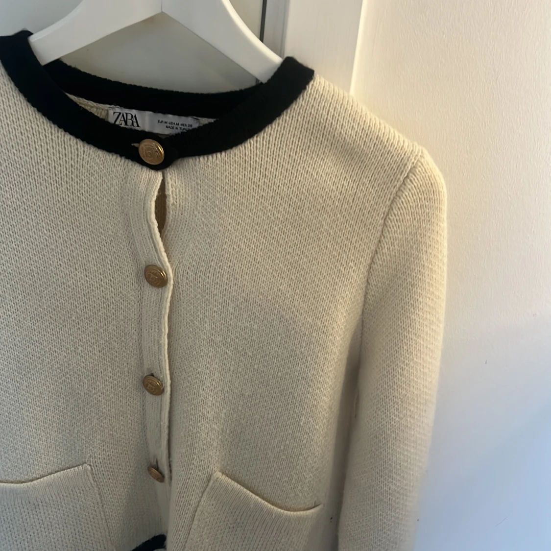 Beige kofta från Zara med svarta detaljer - 2
