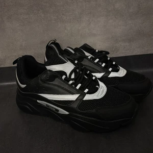 Svarta Dior skor - Säljer mina dior b22 då dem inte passar. Skorna är  andvända 2 gånger och skicket är perfekt. Priset går att diskutera!!