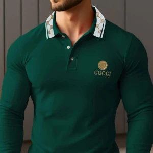 Gucci långärmad pikétröja i flera färger - Exklusiv långärmad pikétröja från Gucci med broderad logga i guld på bröstet och unik krage med mönstrad detalj. Finns i grönt, marinblått, svart och vitt. Slimmad passform och klassisk knappslå. Perfekt för dig som vill sticka ut med stil.