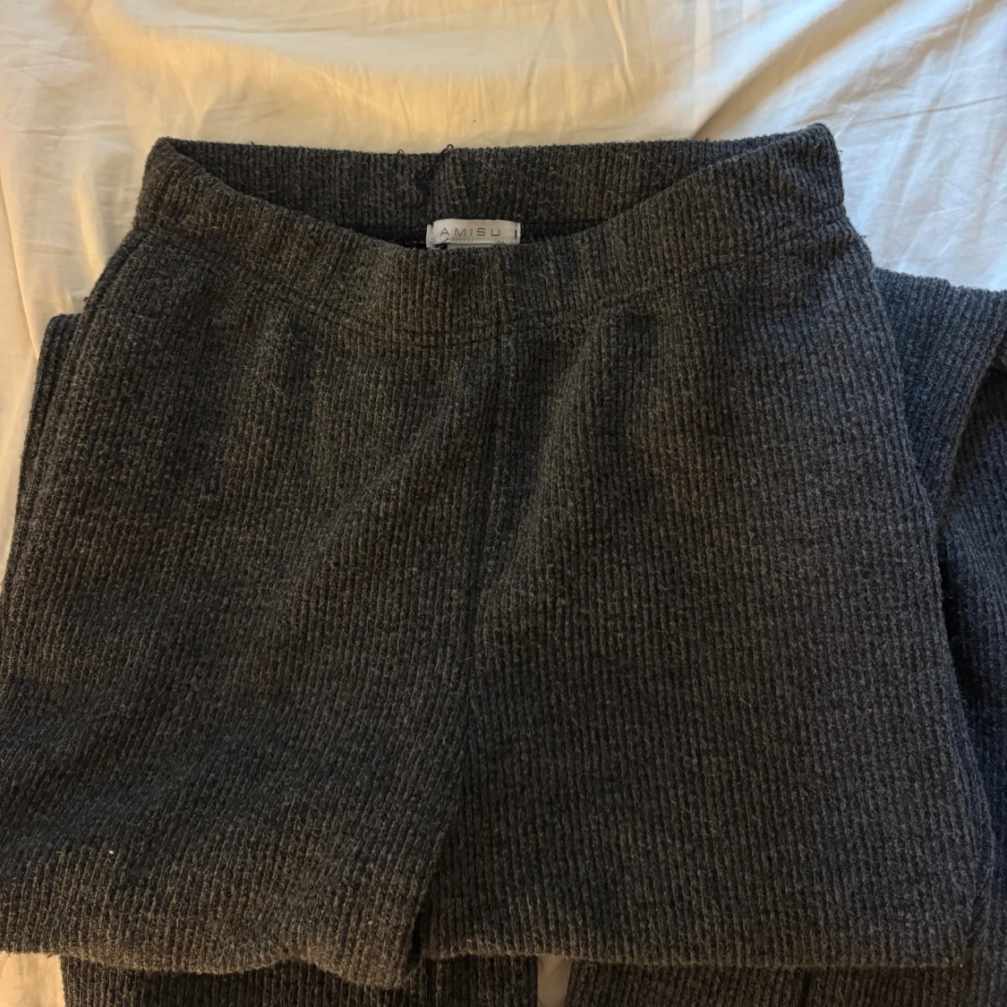 Mörkgrå ribbade byxor från Amisu - 3